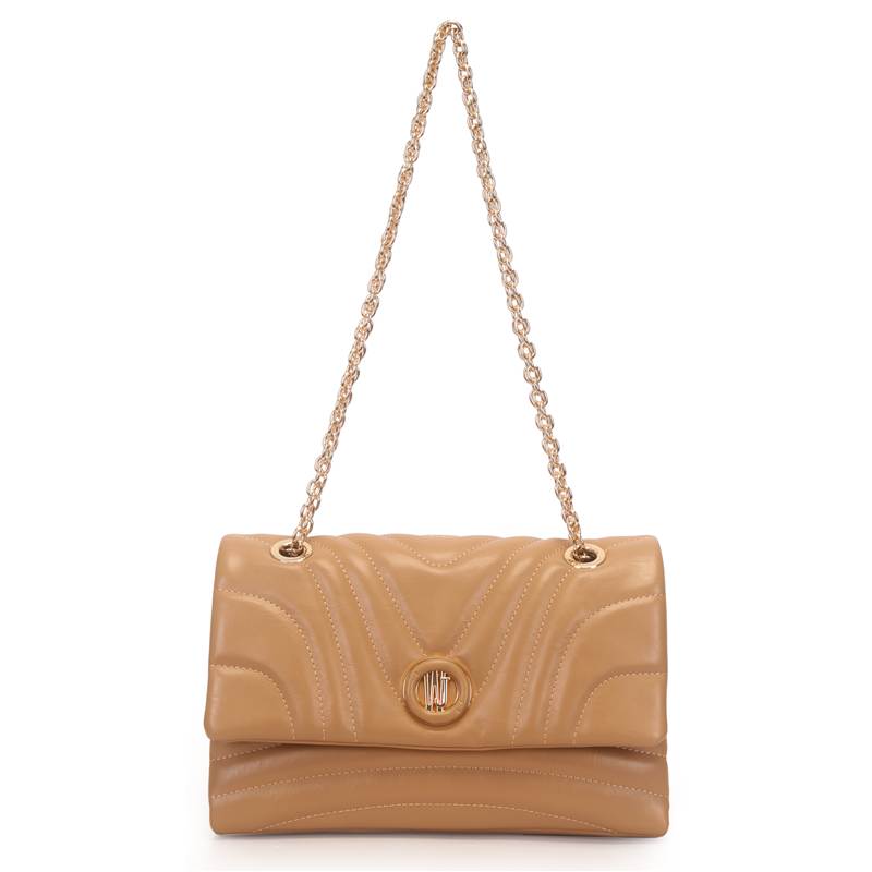 Bolsa de ombro feminina camel em material sintético, com alça dupla de corrente dourada e design estruturado.
